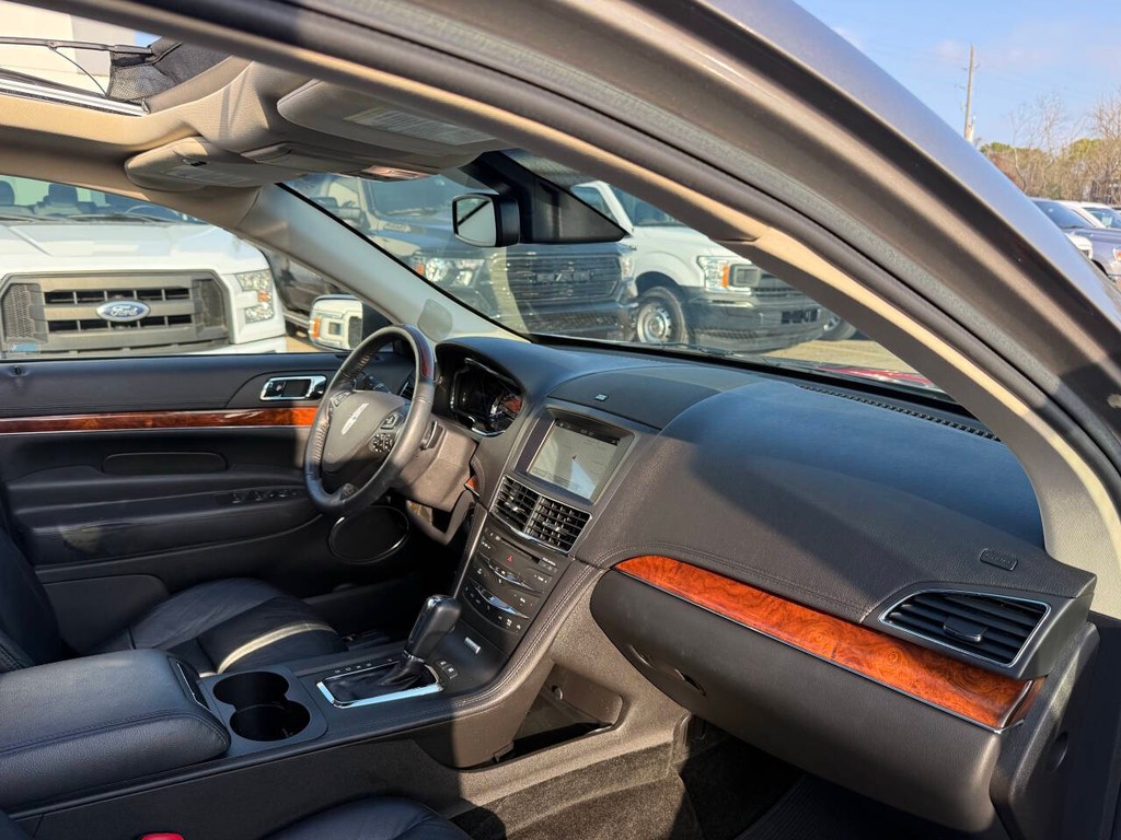 Lincoln MKT Vehicle Full-screen Gallery Image 09