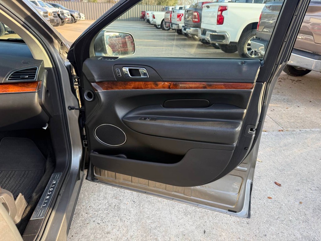 Lincoln MKT Vehicle Full-screen Gallery Image 11