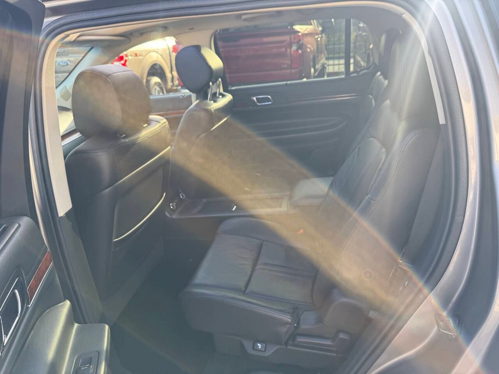 Lincoln MKT Vehicle Full-screen Gallery Image 13