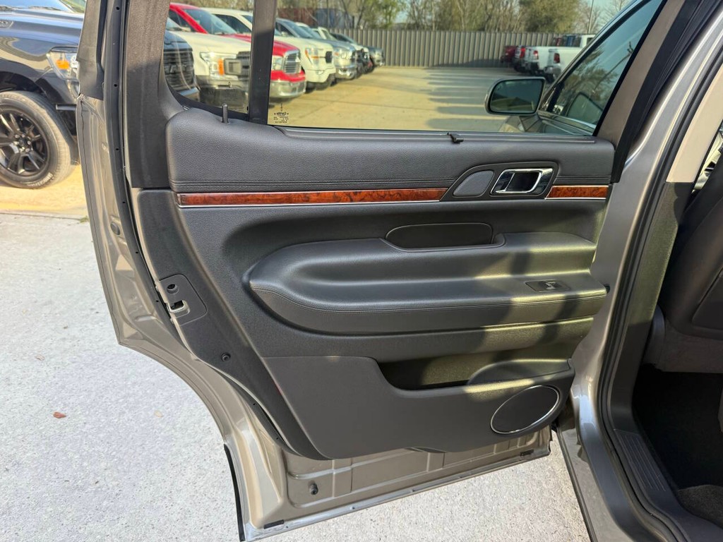 Lincoln MKT Vehicle Full-screen Gallery Image 15