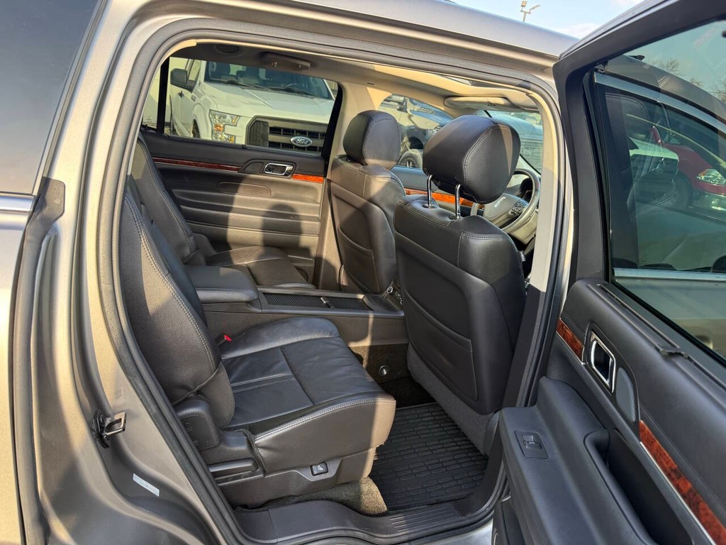 Lincoln MKT Vehicle Full-screen Gallery Image 16