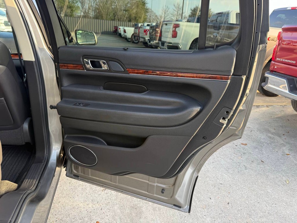 Lincoln MKT Vehicle Full-screen Gallery Image 18