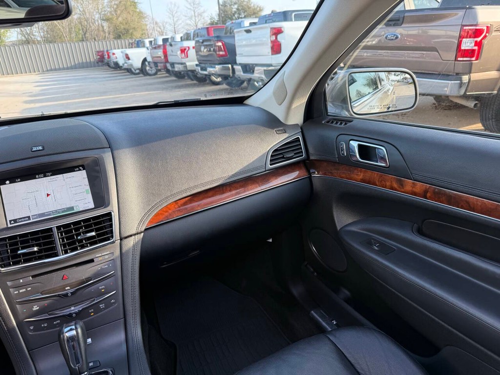 Lincoln MKT Vehicle Full-screen Gallery Image 22