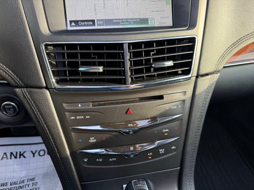 Lincoln MKT Vehicle Full-screen Gallery Image 29