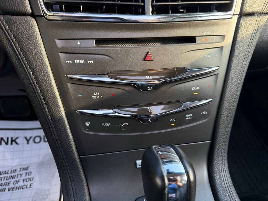 Lincoln MKT Vehicle Full-screen Gallery Image 30