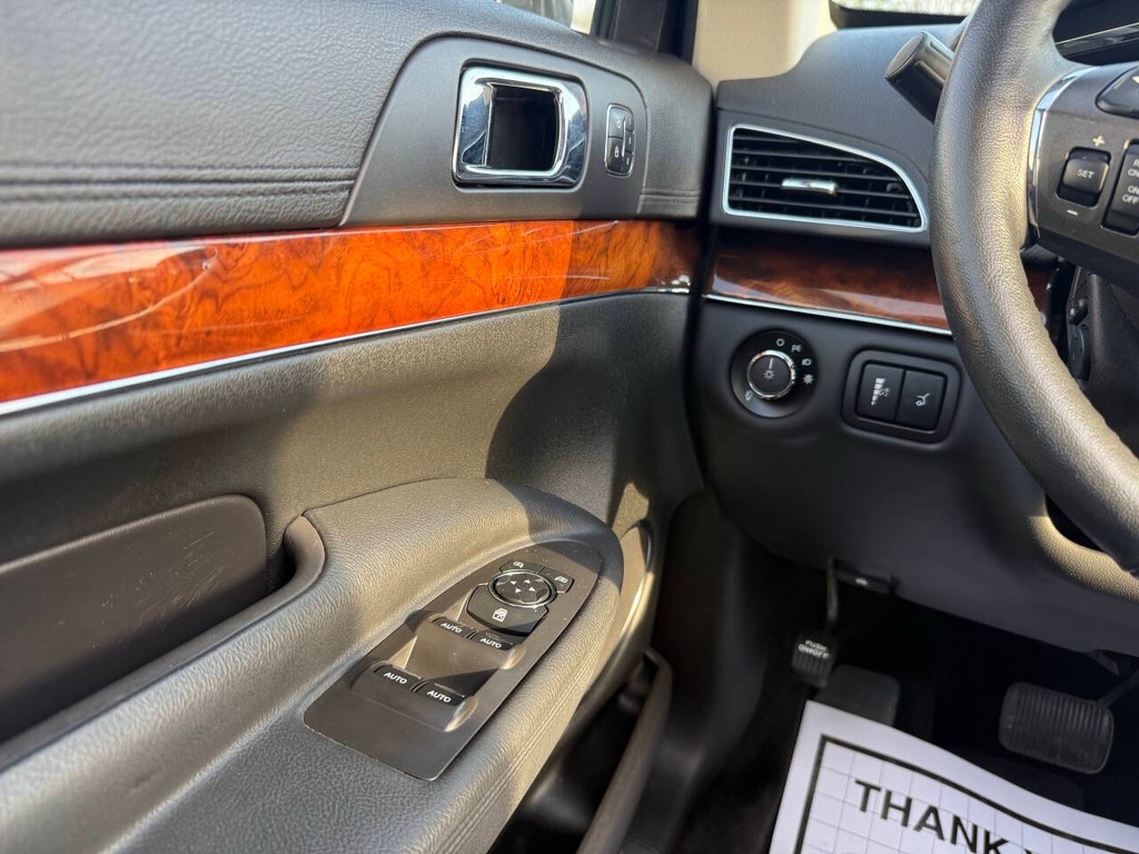 Lincoln MKT Vehicle Full-screen Gallery Image 32