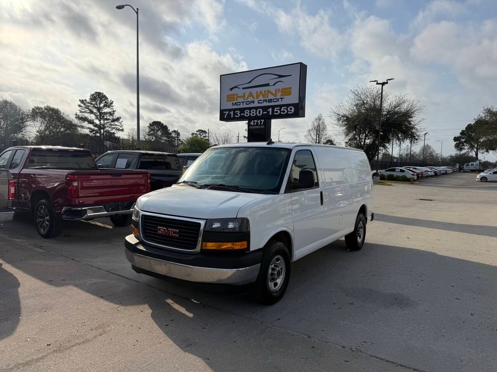 GMC Savana Cargo Van Vehicle Full-screen Gallery Image 03