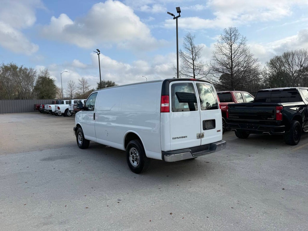 GMC Savana Cargo Van Vehicle Full-screen Gallery Image 04