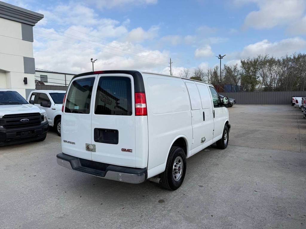 GMC Savana Cargo Van Vehicle Full-screen Gallery Image 05