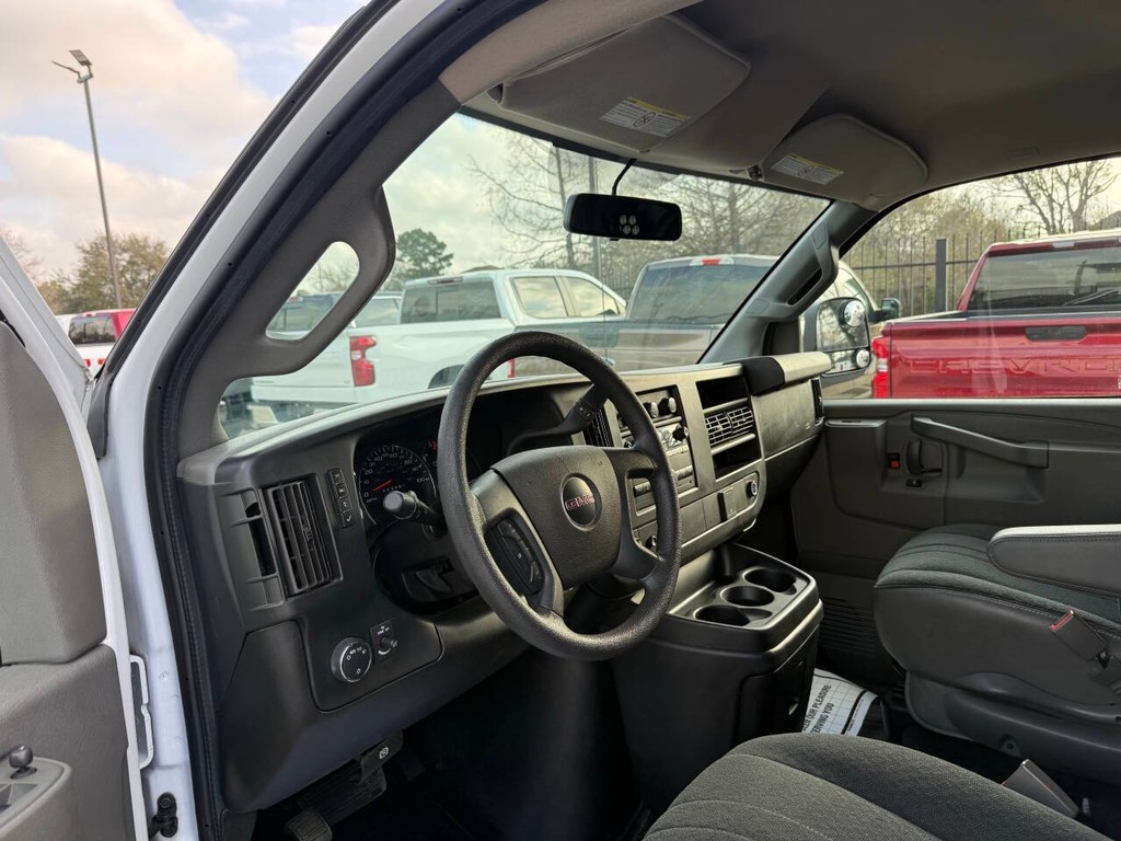 GMC Savana Cargo Van Vehicle Full-screen Gallery Image 06