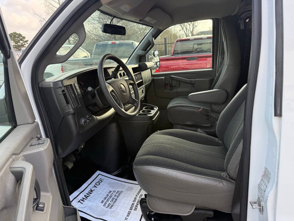 GMC Savana Cargo Van Vehicle Full-screen Gallery Image 07