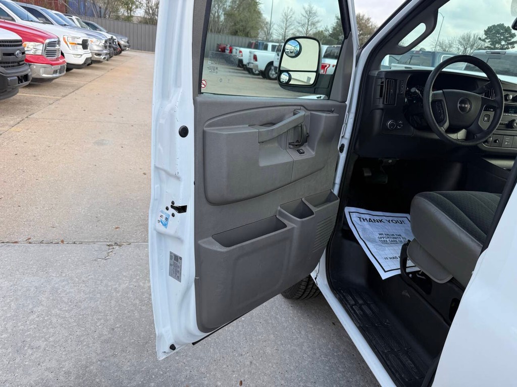 GMC Savana Cargo Van Vehicle Full-screen Gallery Image 08