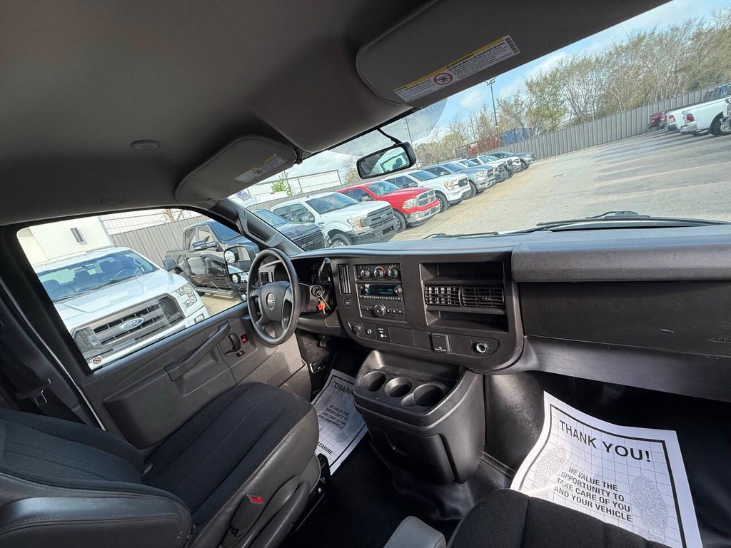 GMC Savana Cargo Van Vehicle Full-screen Gallery Image 10