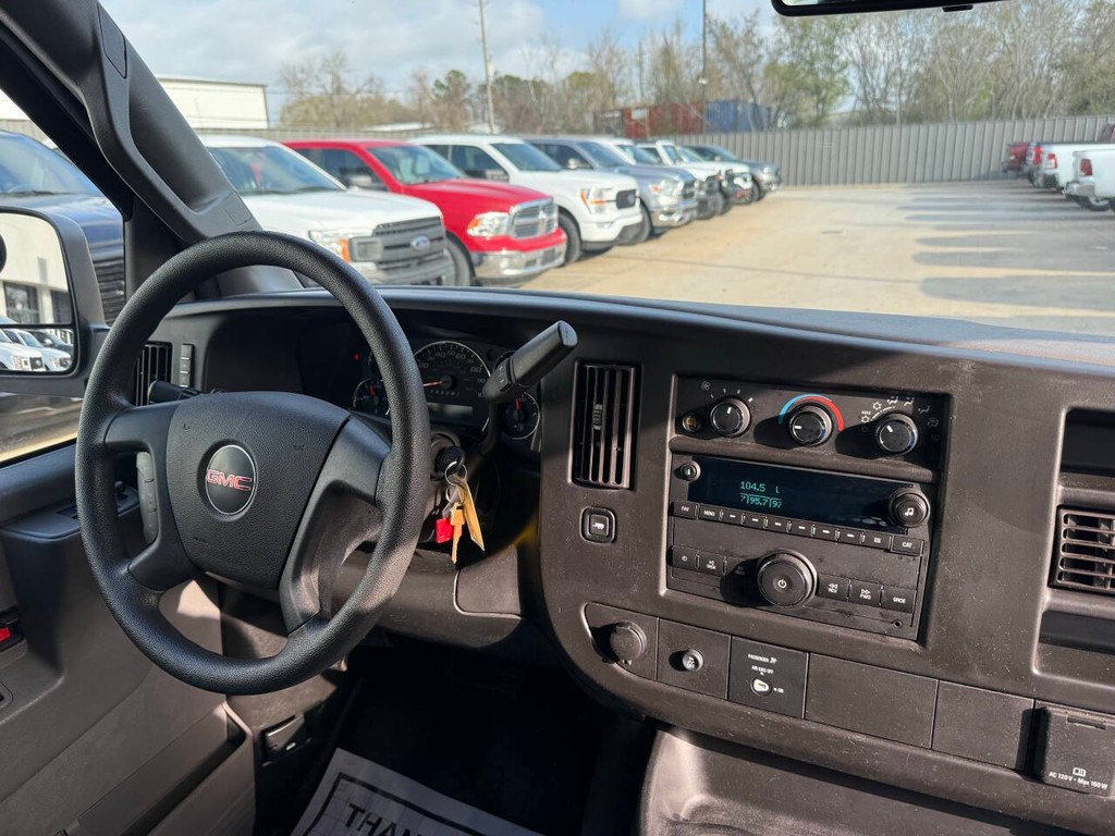 GMC Savana Cargo Van Vehicle Full-screen Gallery Image 11