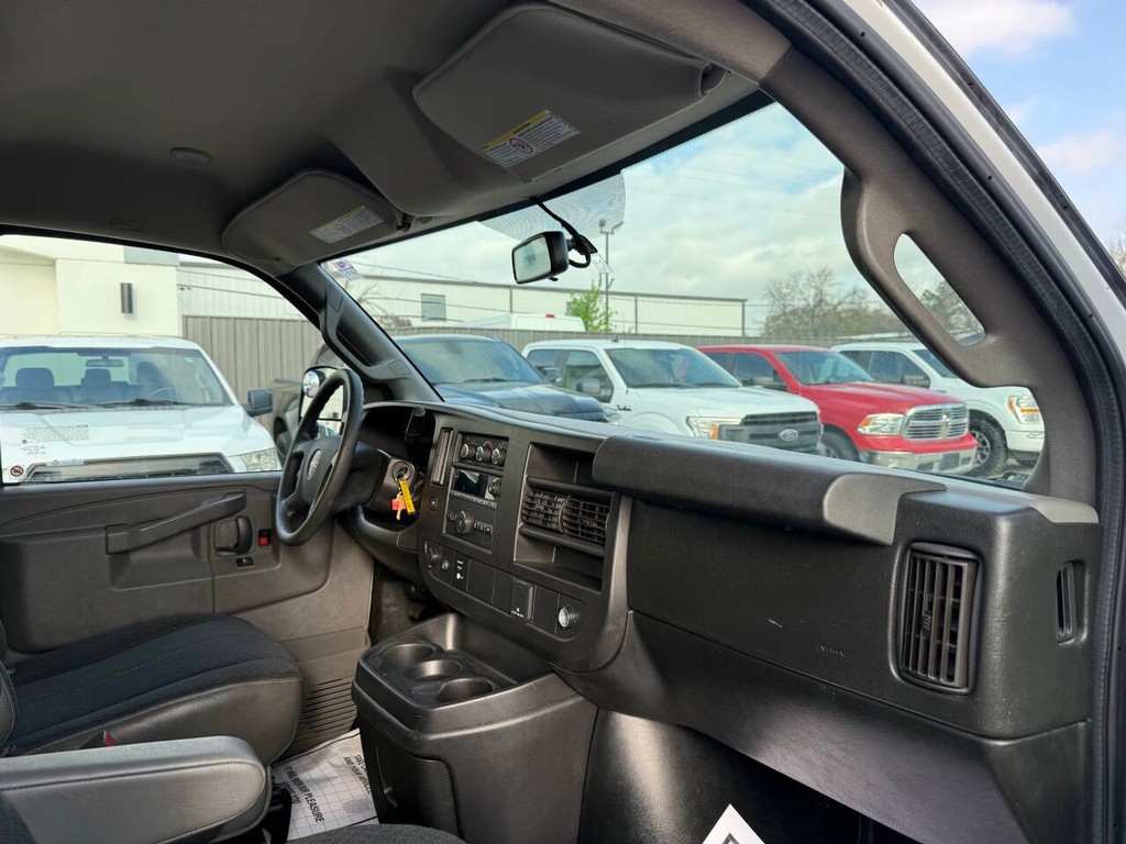 GMC Savana Cargo Van Vehicle Full-screen Gallery Image 12