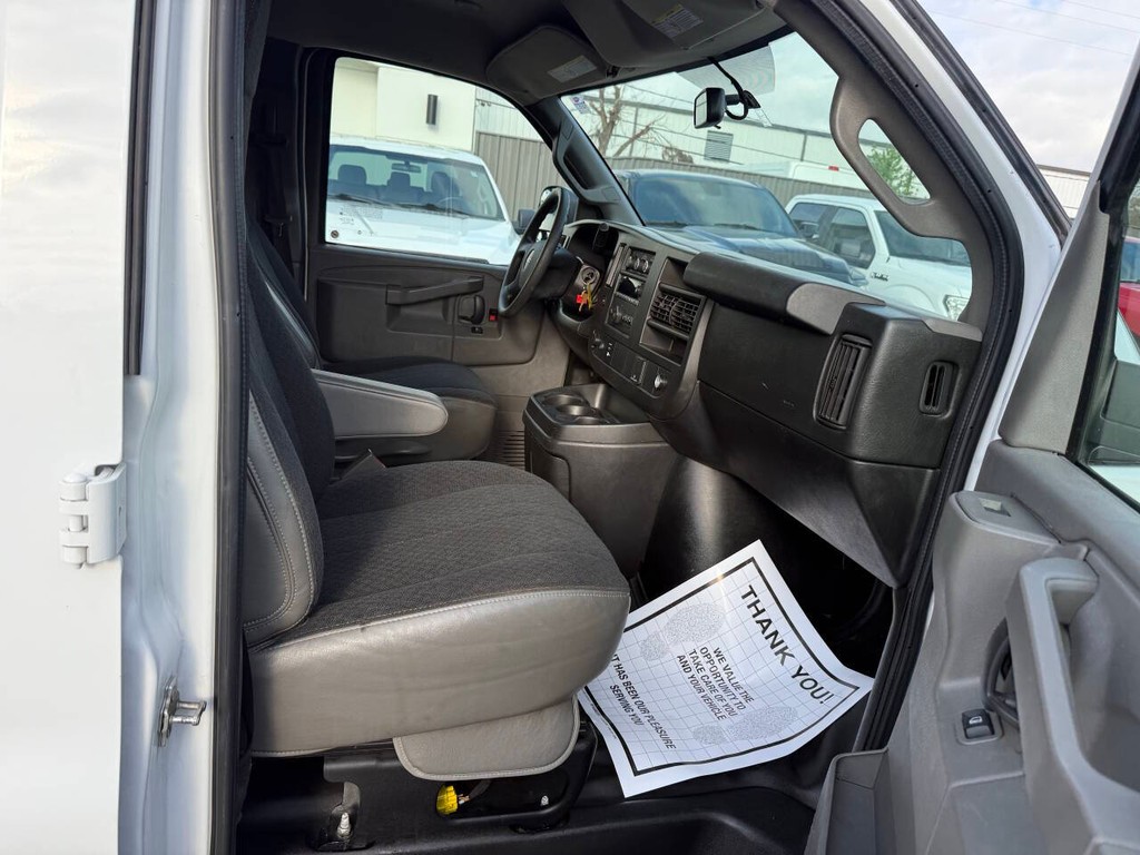 GMC Savana Cargo Van Vehicle Full-screen Gallery Image 13