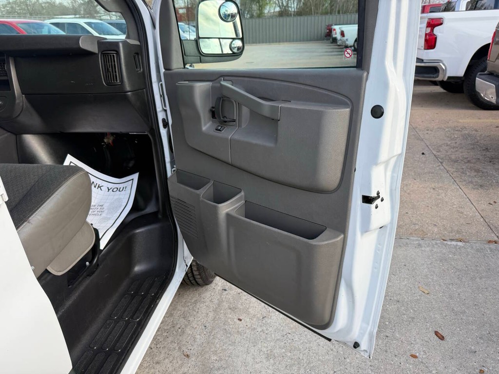 GMC Savana Cargo Van Vehicle Full-screen Gallery Image 14