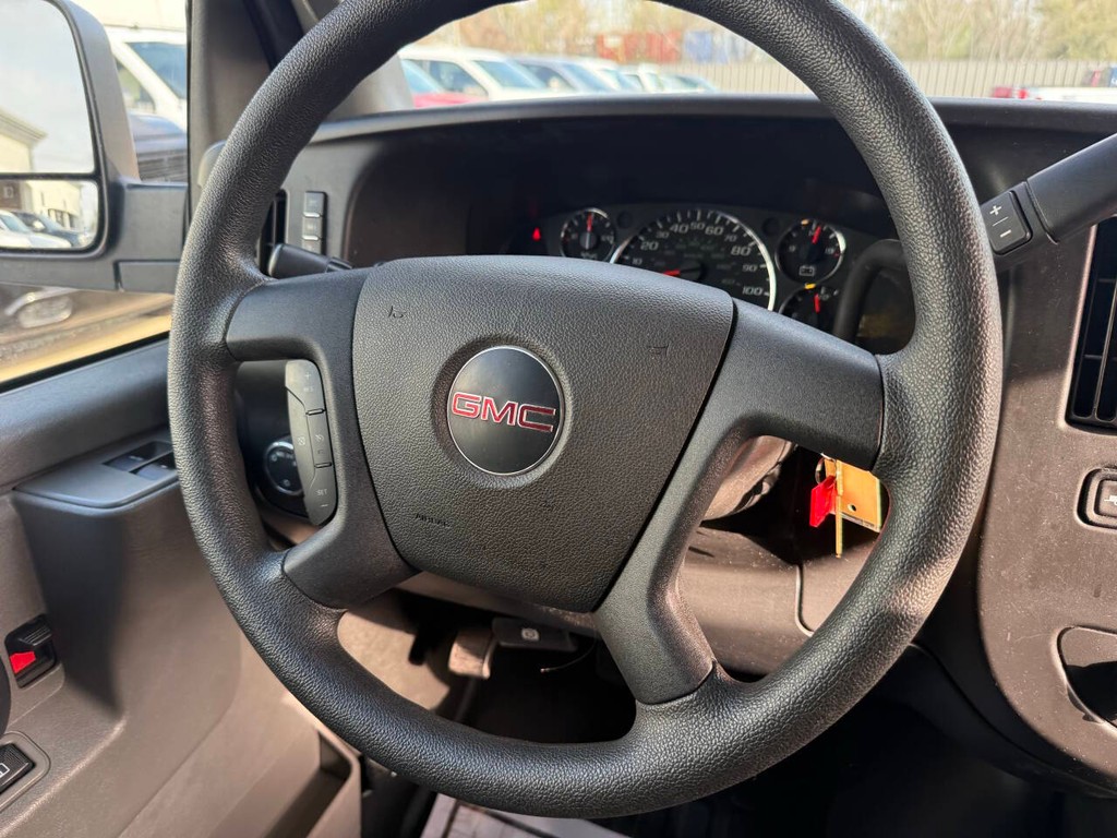 GMC Savana Cargo Van Vehicle Full-screen Gallery Image 16