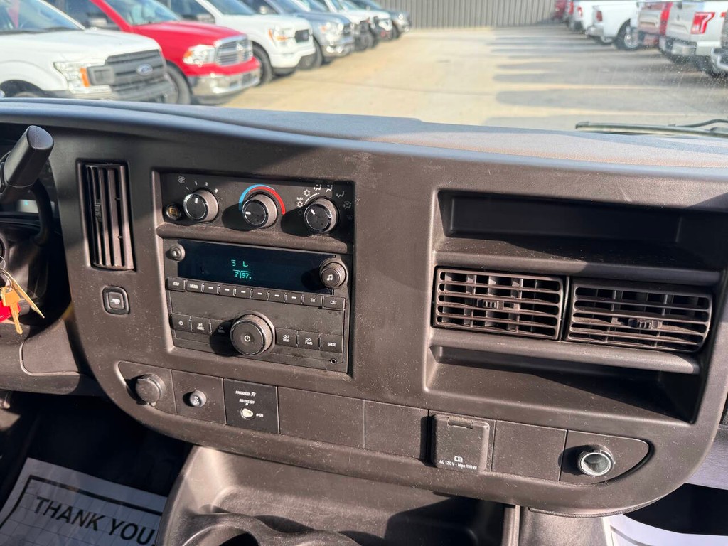 GMC Savana Cargo Van Vehicle Full-screen Gallery Image 17