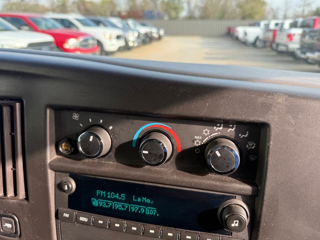 GMC Savana Cargo Van Vehicle Full-screen Gallery Image 18