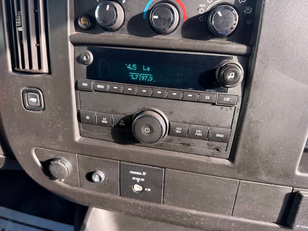 GMC Savana Cargo Van Vehicle Full-screen Gallery Image 20