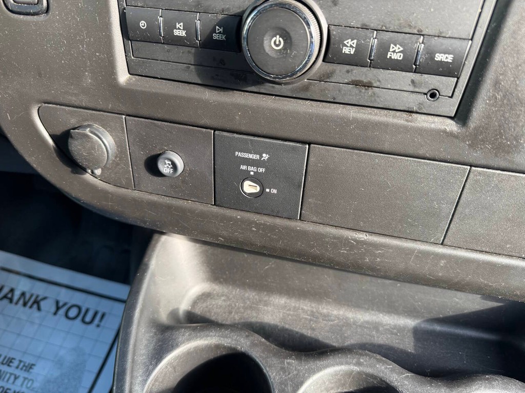 GMC Savana Cargo Van Vehicle Full-screen Gallery Image 21