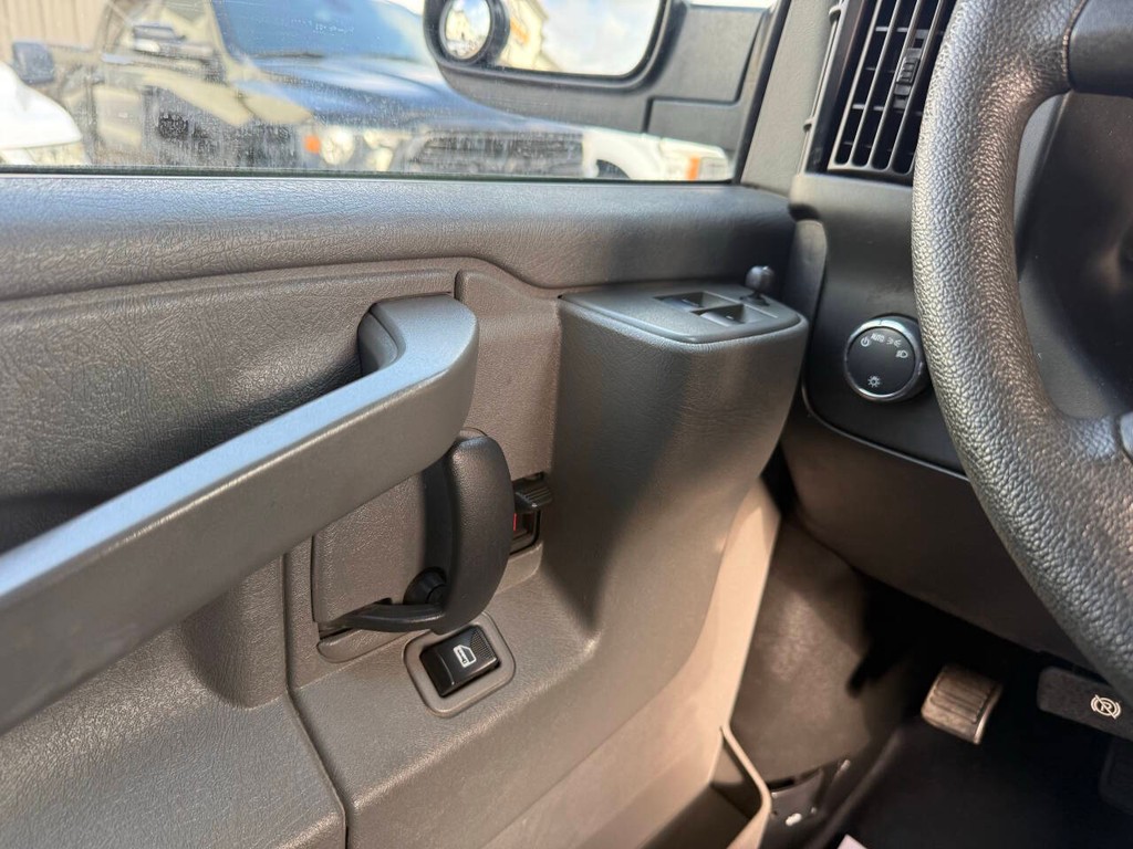 GMC Savana Cargo Van Vehicle Full-screen Gallery Image 24