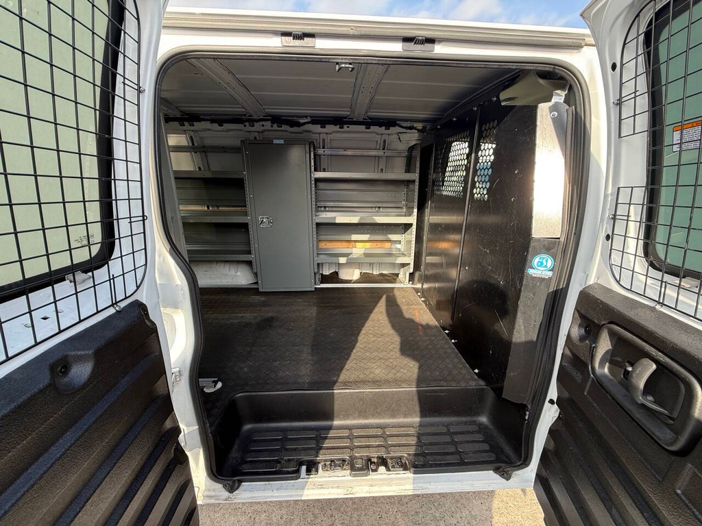GMC Savana Cargo Van Vehicle Full-screen Gallery Image 26