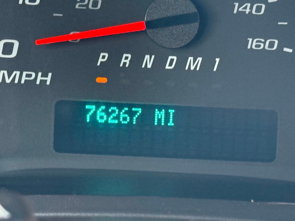 GMC Savana Cargo Van Vehicle Full-screen Gallery Image 28