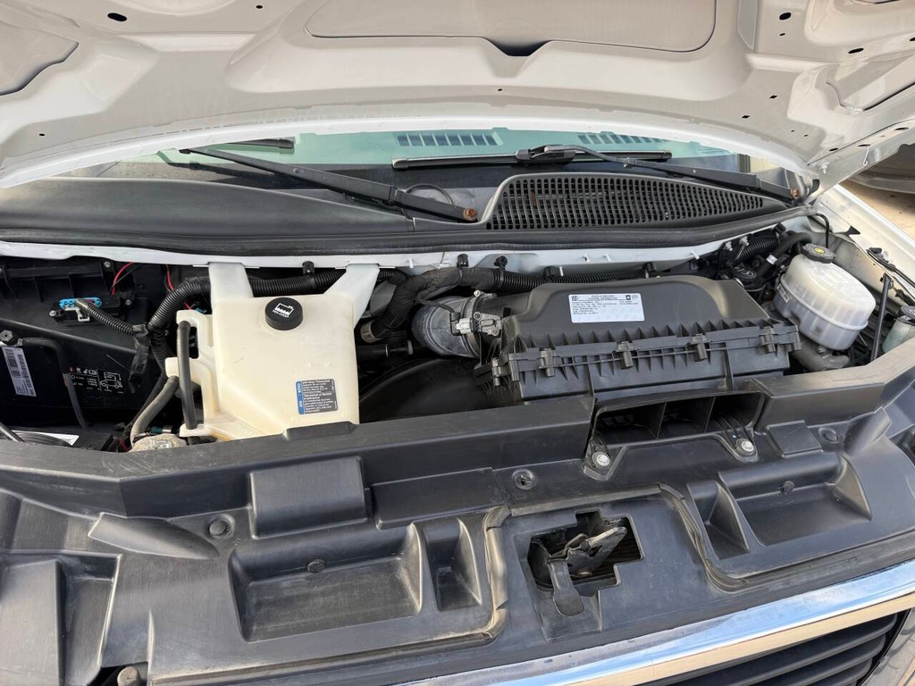 GMC Savana Cargo Van Vehicle Full-screen Gallery Image 30