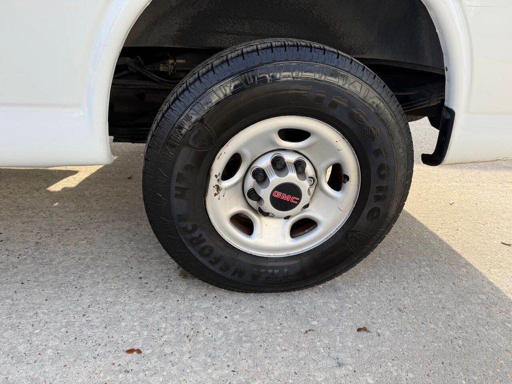 GMC Savana Cargo Van Vehicle Full-screen Gallery Image 31