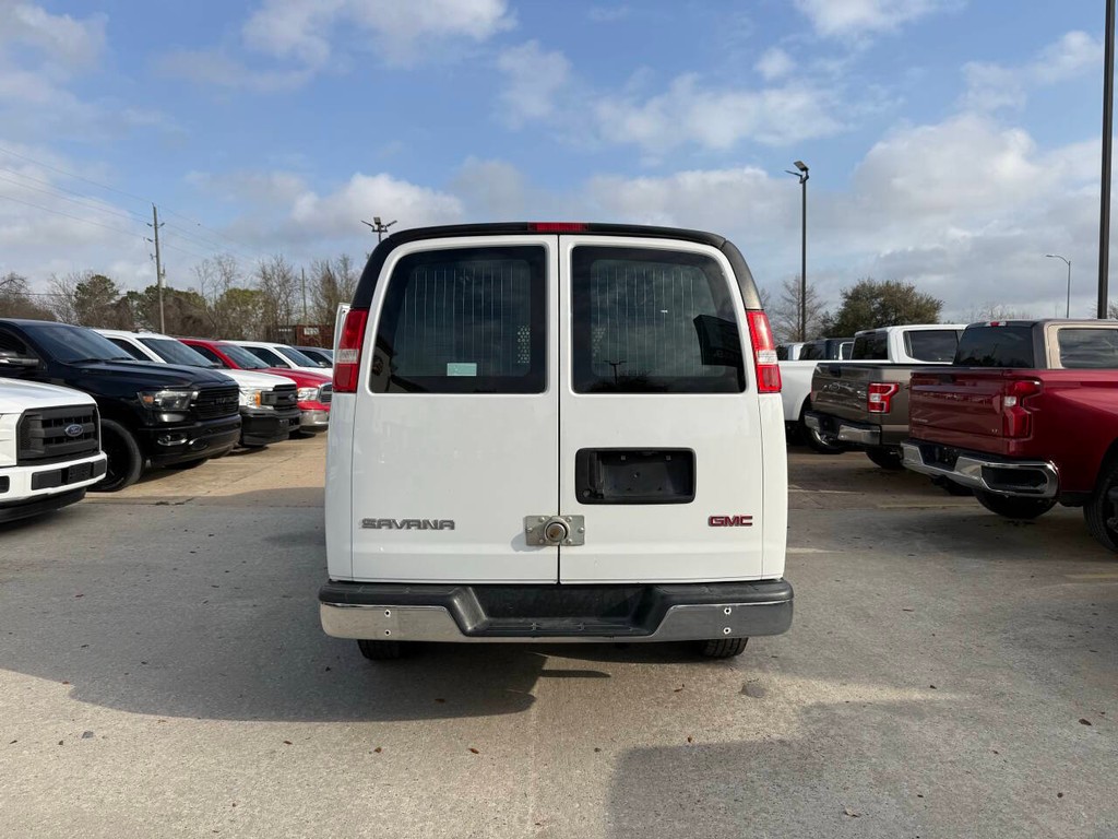 GMC Savana Cargo Van Vehicle Full-screen Gallery Image 32