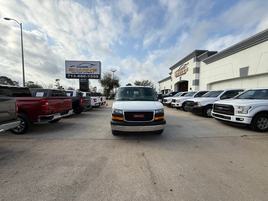 GMC Savana Cargo Van Vehicle Full-screen Gallery Image 35