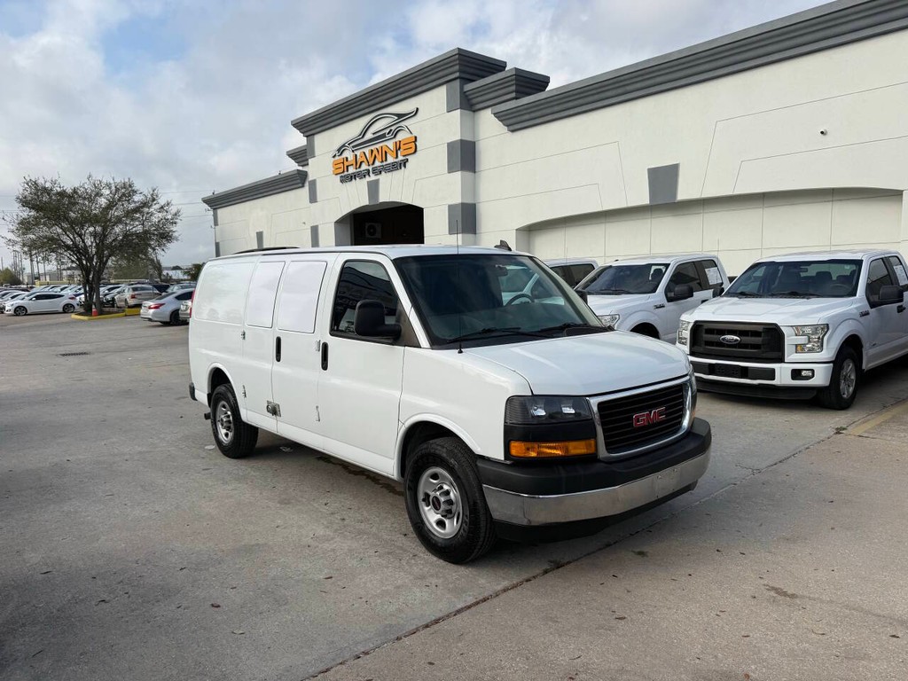 GMC Savana Cargo Van Vehicle Full-screen Gallery Image 36