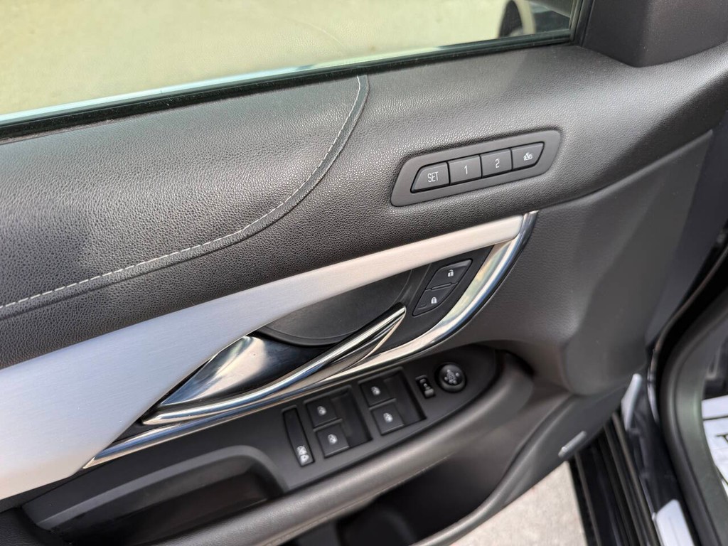 Cadillac ATS Sedan Vehicle Full-screen Gallery Image 32