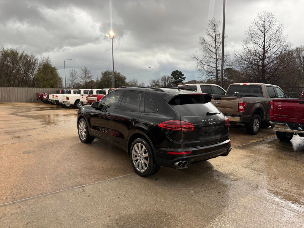 Porsche Cayenne Vehicle Full-screen Gallery Image 04