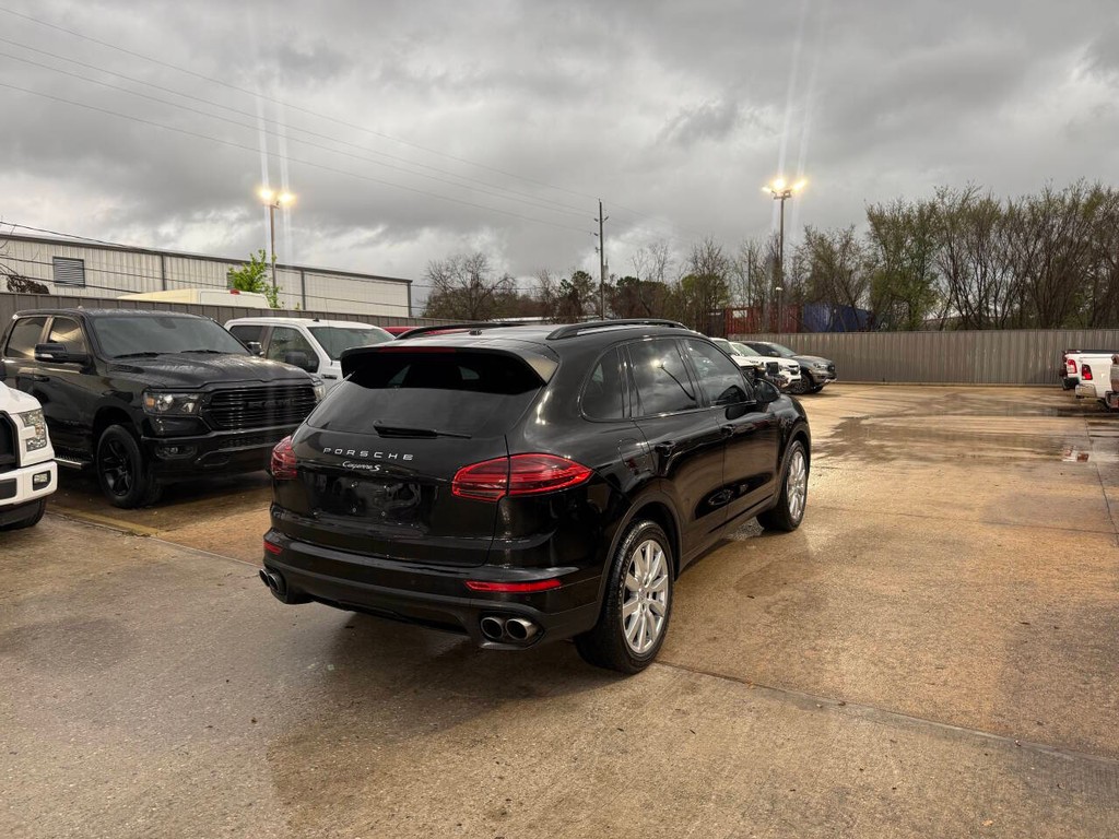 Porsche Cayenne Vehicle Full-screen Gallery Image 05