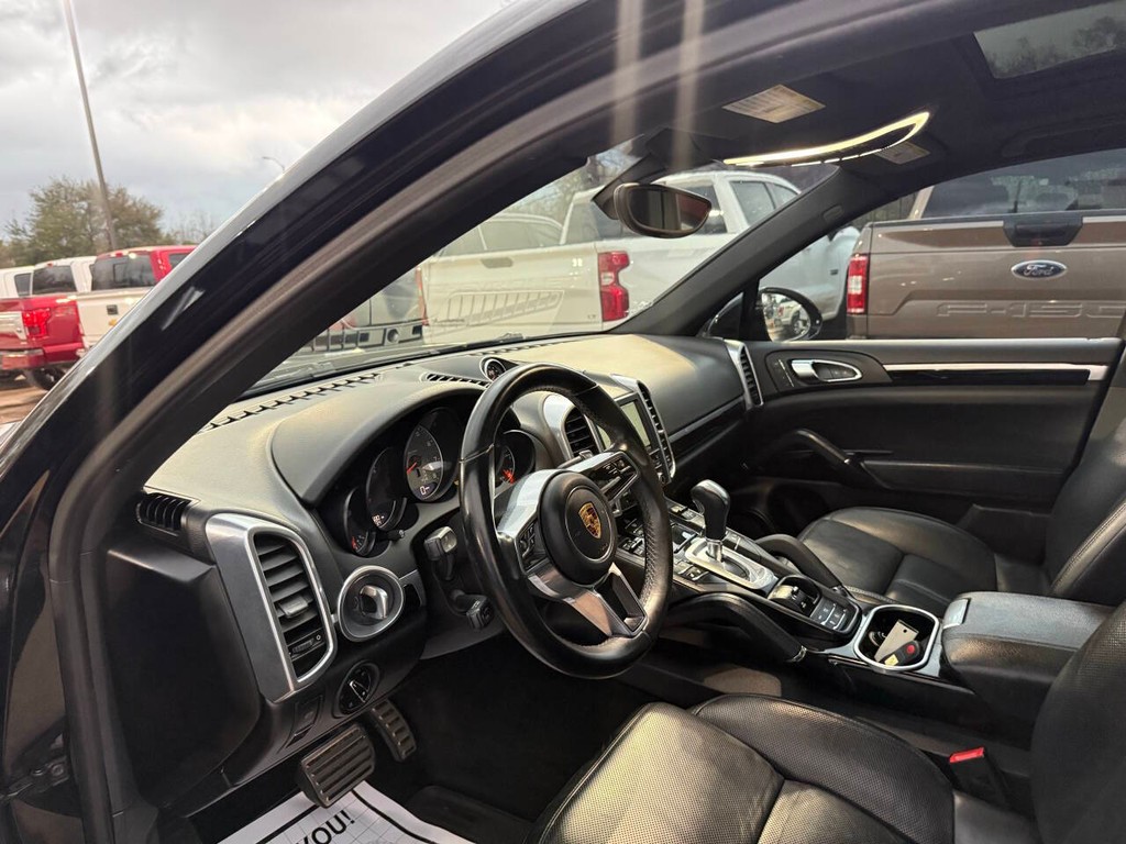 Porsche Cayenne Vehicle Full-screen Gallery Image 06