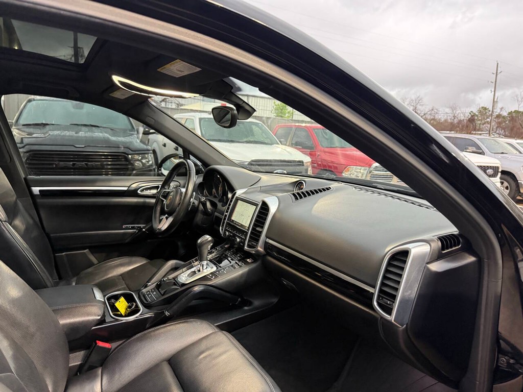 Porsche Cayenne Vehicle Full-screen Gallery Image 09