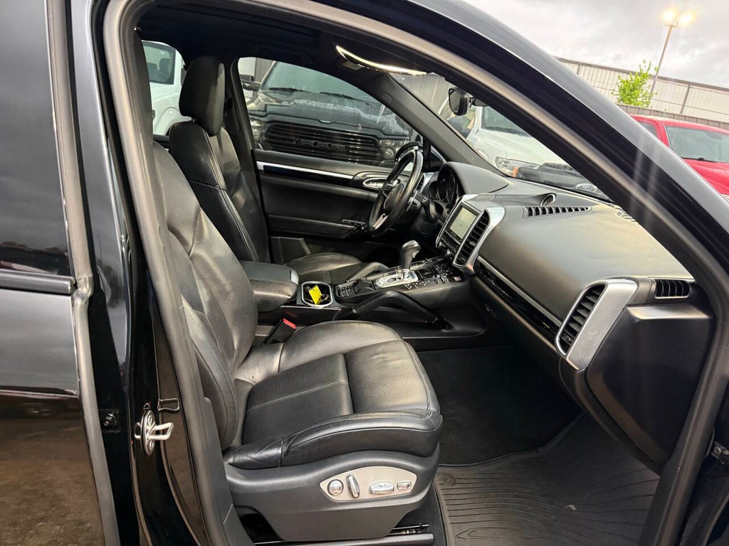 Porsche Cayenne Vehicle Full-screen Gallery Image 10