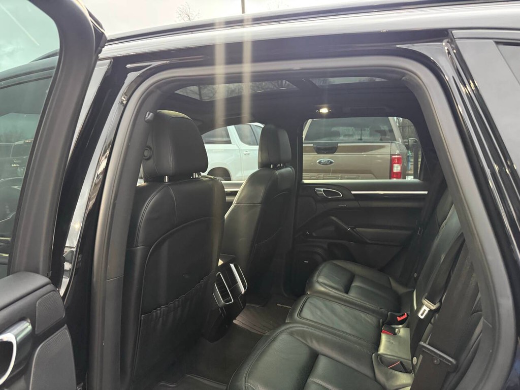 Porsche Cayenne Vehicle Full-screen Gallery Image 12