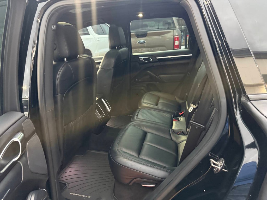 Porsche Cayenne Vehicle Full-screen Gallery Image 13