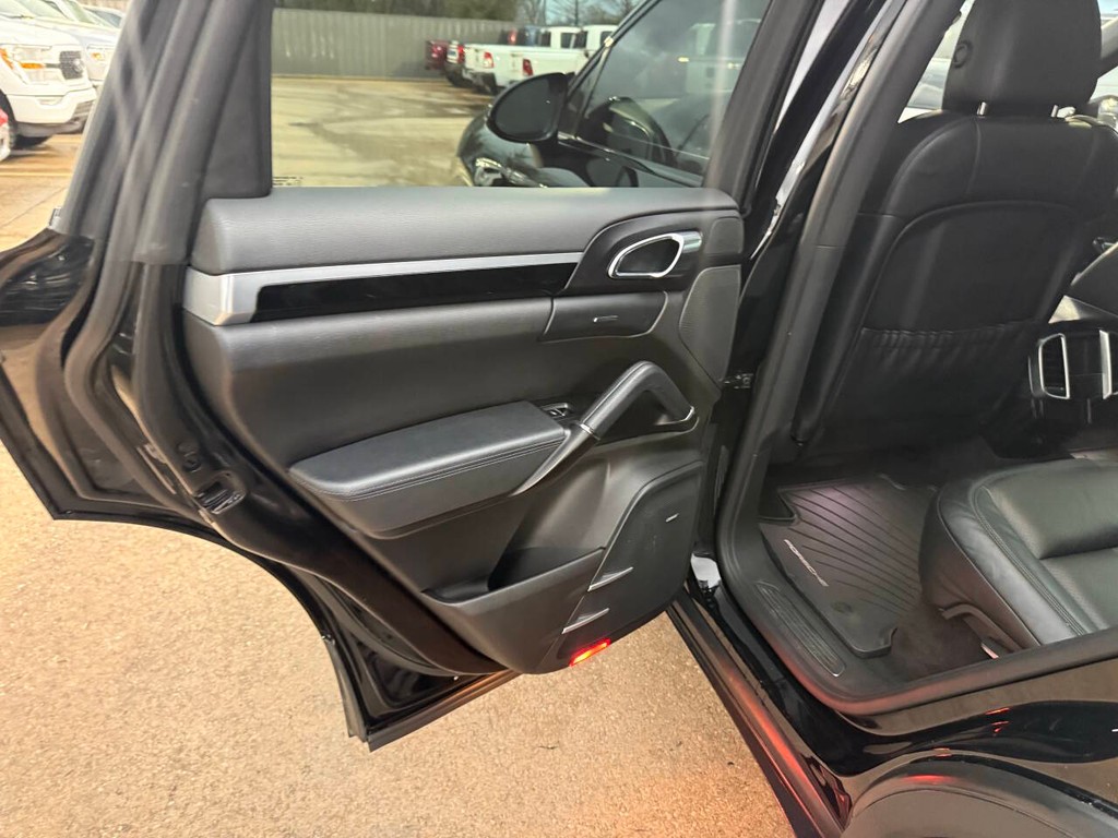 Porsche Cayenne Vehicle Full-screen Gallery Image 14