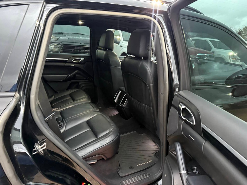 Porsche Cayenne Vehicle Full-screen Gallery Image 15