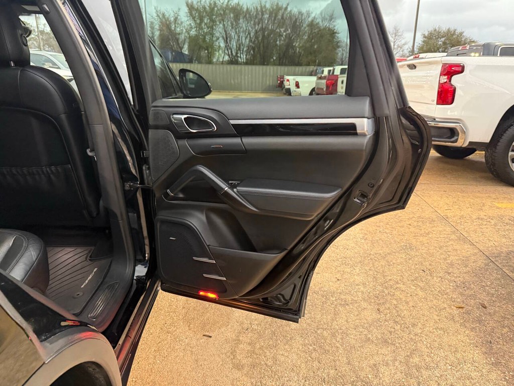 Porsche Cayenne Vehicle Full-screen Gallery Image 16