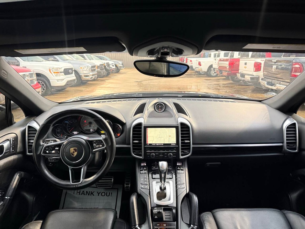Porsche Cayenne Vehicle Full-screen Gallery Image 17