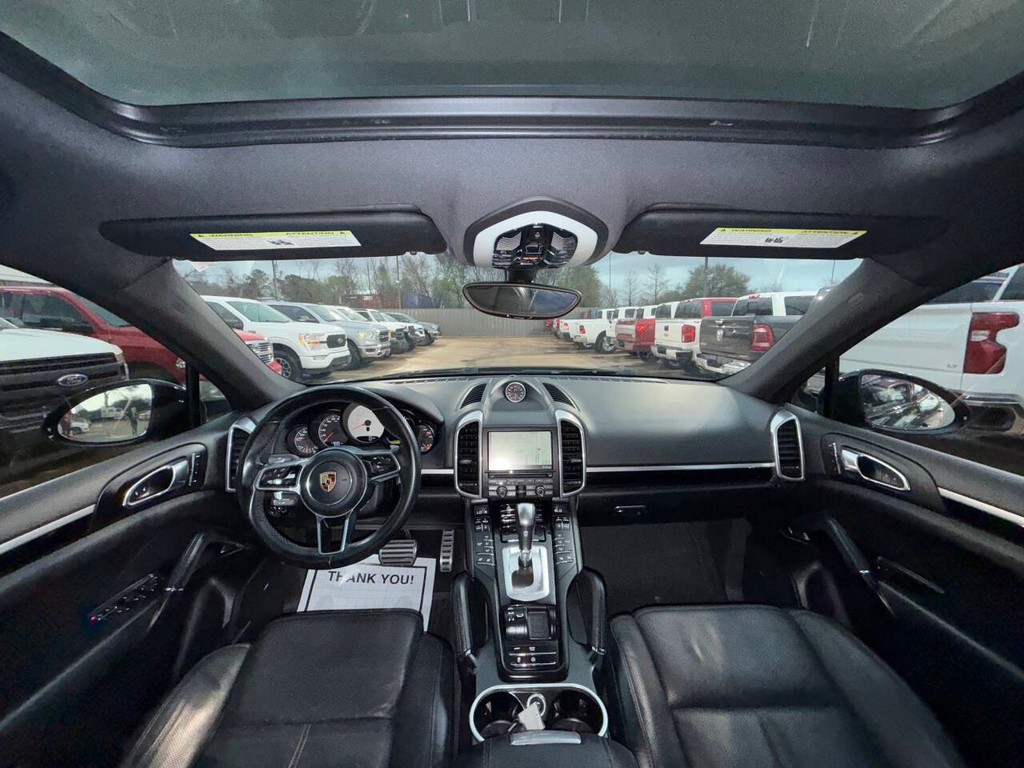 Porsche Cayenne Vehicle Full-screen Gallery Image 18