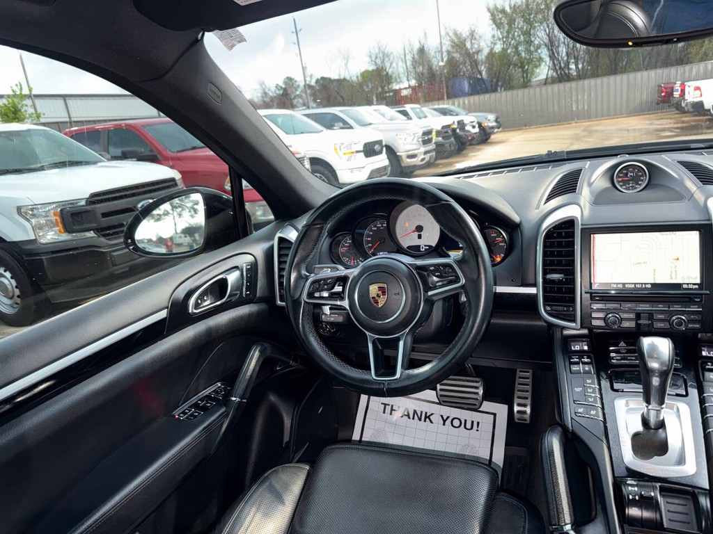 Porsche Cayenne Vehicle Full-screen Gallery Image 19