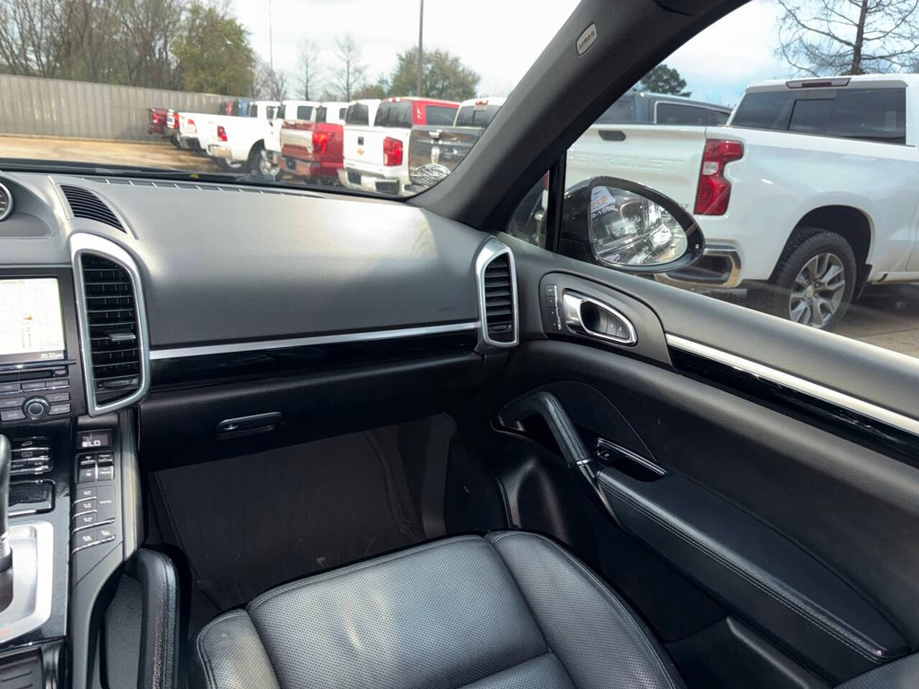 Porsche Cayenne Vehicle Full-screen Gallery Image 20