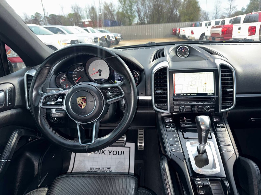 Porsche Cayenne Vehicle Full-screen Gallery Image 21
